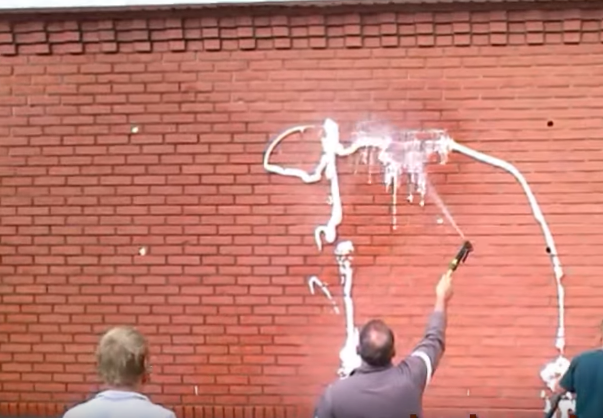 Незастиглу піну можна відразу змити водою зі шланга.