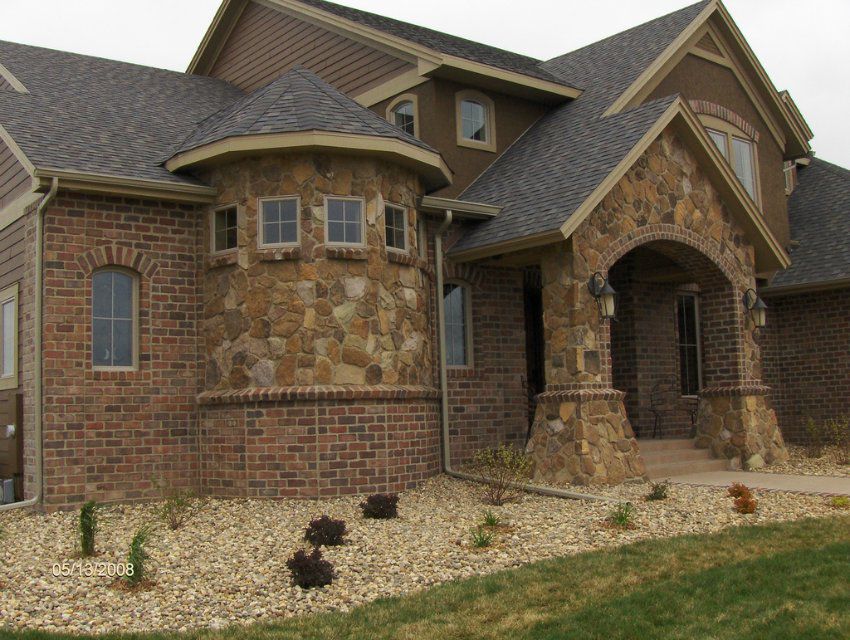 Облицювання фасаду приватного будинку природним каменем пісковиком