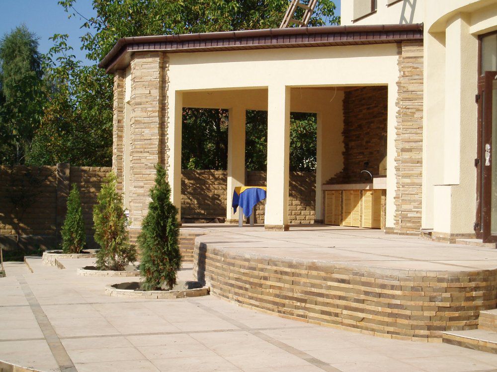 Облицювання фасаду будівлі каменем піщаник