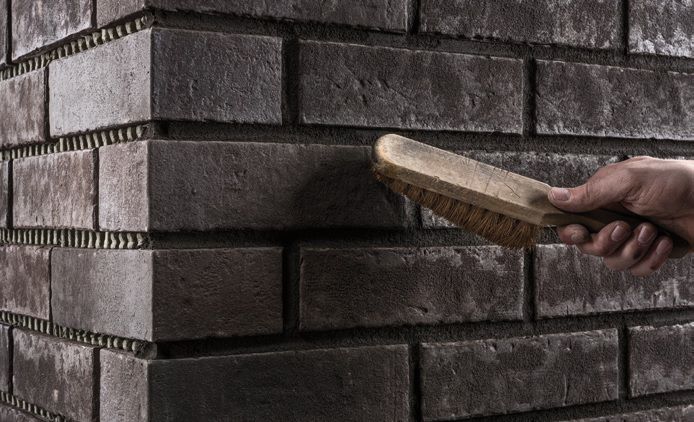 Протирання шва щіткою надає йому відповідну структуру