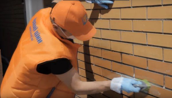 Обробка поверхні жорсткою щіткою