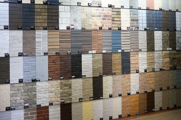 Зразки фіброцементних панелей, стилізованих під камінь, цеглу та штукатурку