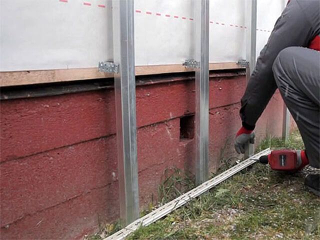 Загальна решітка для цоколя і стін, кріплення стартової планки