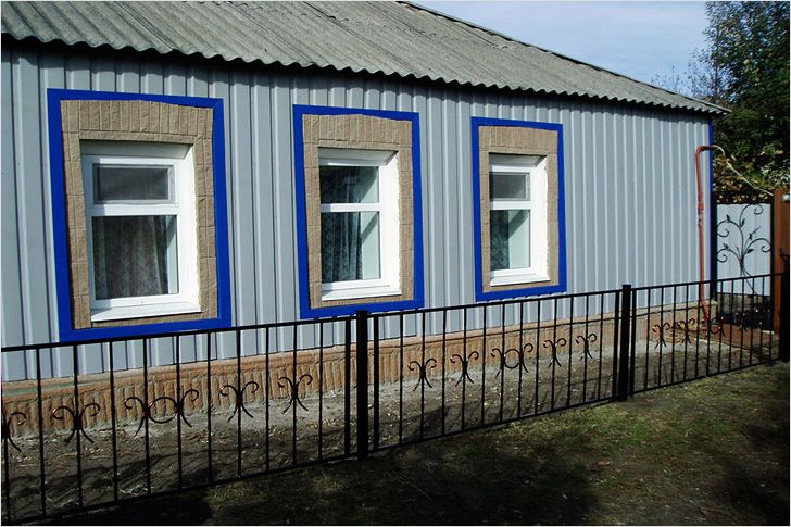 Обшивка фасаду заміського будинку профнастилом