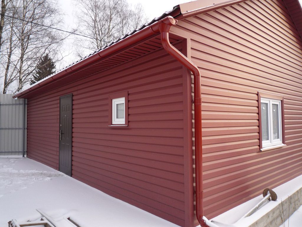 Обшивка стін будинку профнастилом