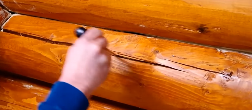 Очистіть тріщину від сміття і пилу