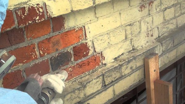 Очищення цегляної стіни від фарби та лаку піскоструминним способом