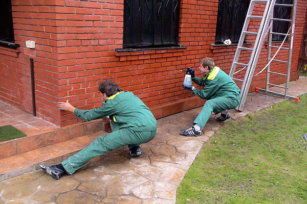 Прибирання стін будинку