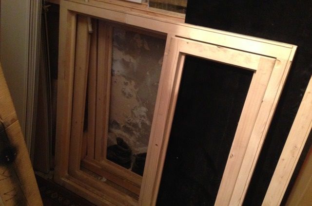 Дерев'яні вікна перед установкою краще пофарбувати