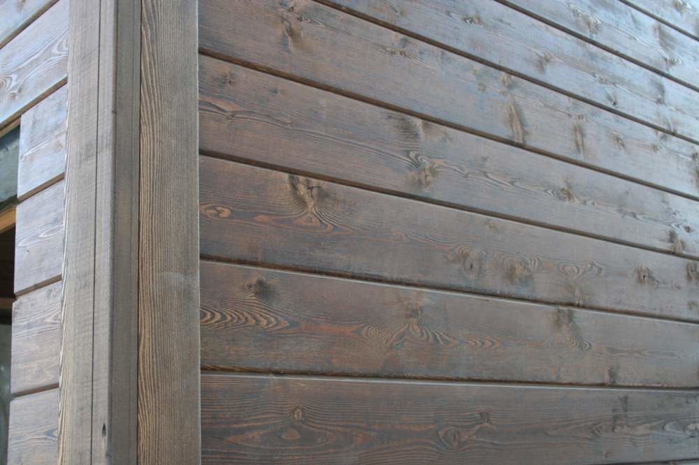 Панель пофарбована в сірий колір