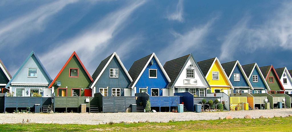 Фарбовані фасади будинків - фото