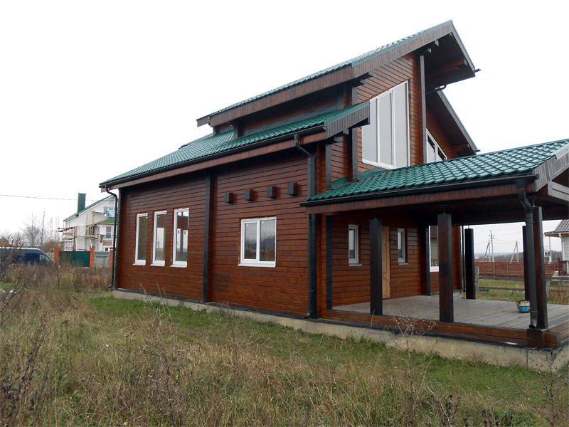 Пофарбовані стіни дерев'яного будинку