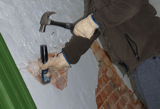 Визначаємо міцність штукатурки і знімаємо обсипається покриття