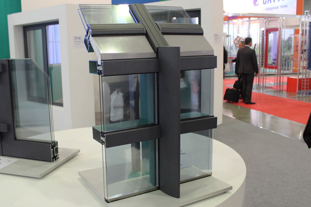 Організація переходу від похилої частини до вертикальної в напівструктурному типі скління.