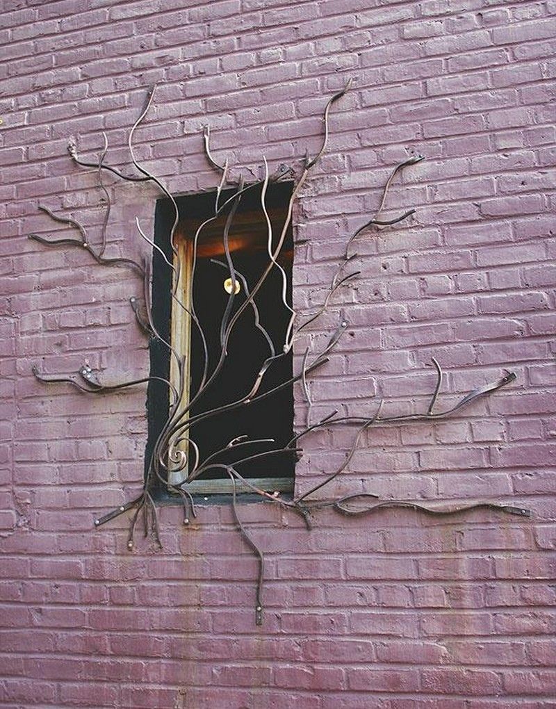 Оригінальний візерунок кованої решітки у вигляді плетистого дерева