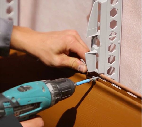 Помилка 1. Монтажники не вкручують гвинт у центр перфорації