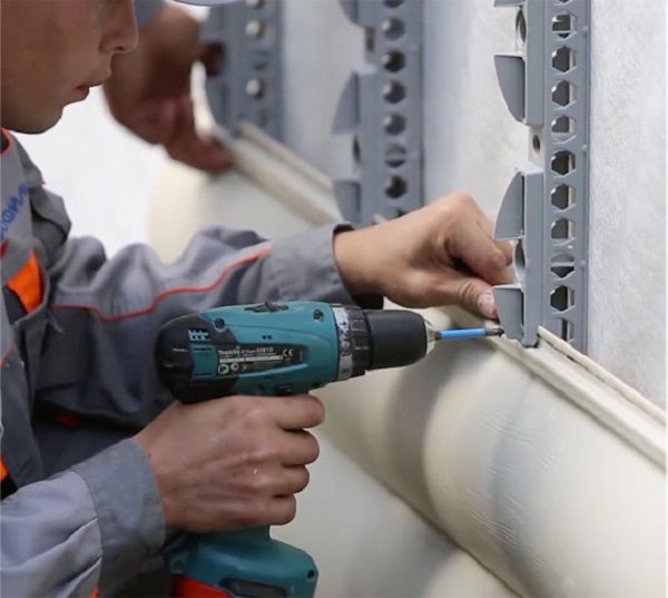 Помилка 1. Монтажники вкручують шурупи до упору в отвір, цього робити не можна