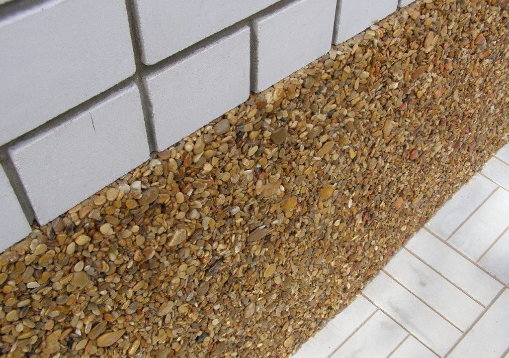 Оздоблення основи морською галькою