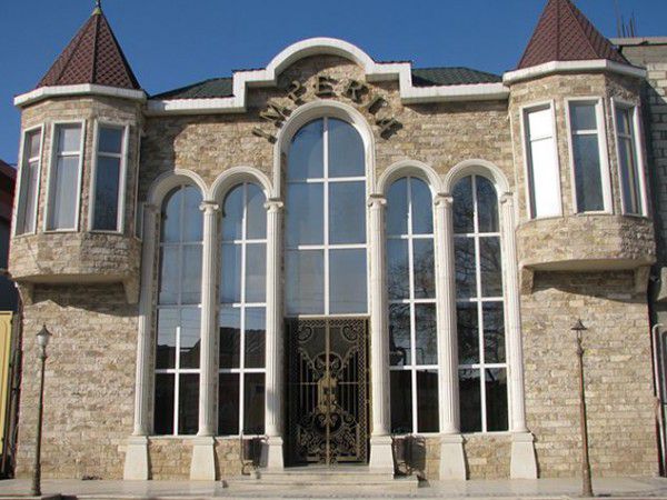 Оздоблення фасаду дагестанським каменем