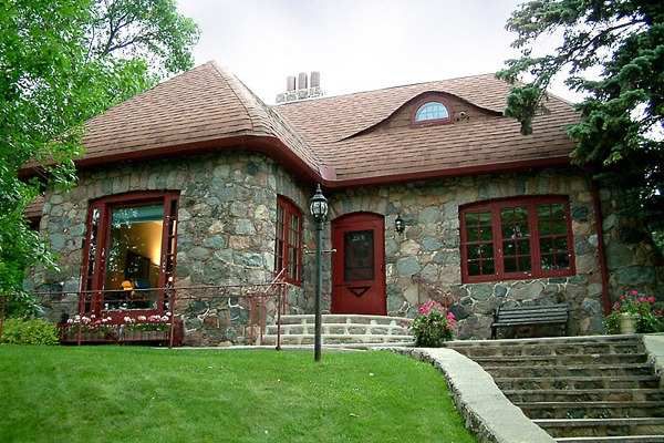 Оздоблення фасаду будинку каменем