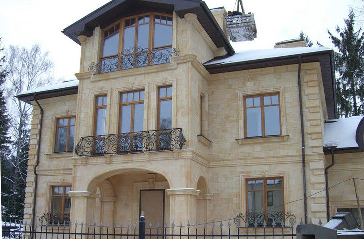 Оздоблення фасаду жовтим вапняком – пісковиком