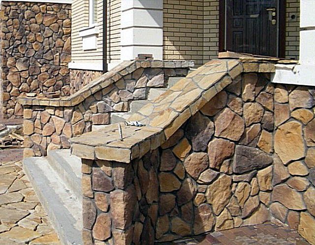 Оздоблення виконана з каменю, викладеного з проміжками