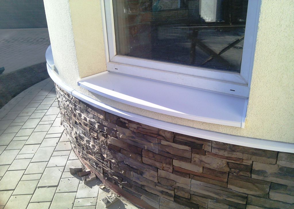 Відлив повинен бути встановлений строго горизонтально