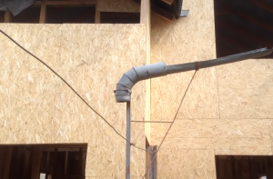 Процес обшивки стіни плитами