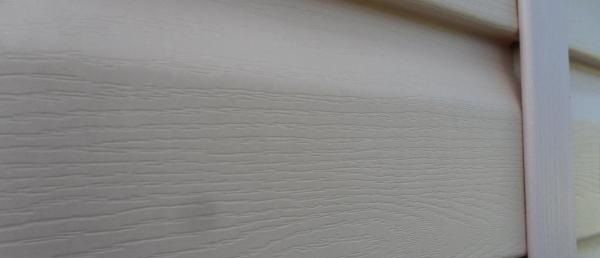 Сайдингові панелі дуже щільно з’єднуються між собою