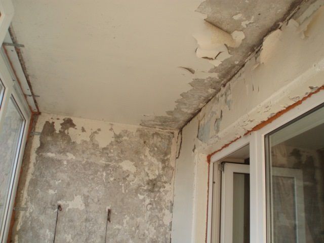 Першим кроком є ​​очищення поверхонь, ретельно очистивши балкон від бруду і пилу.