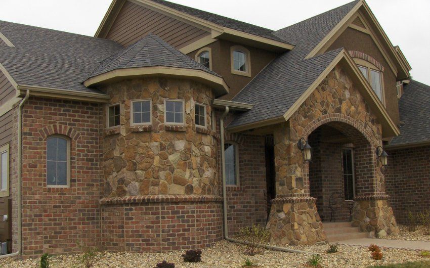 Пісковик не має негативного впливу на організм людини і не вступає в реакцію з речовинами, що містяться в інших будівельних і оздоблювальних матеріалах.