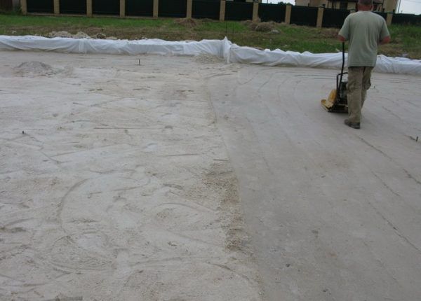 Пісок необхідно розрівняти і утрамбувати