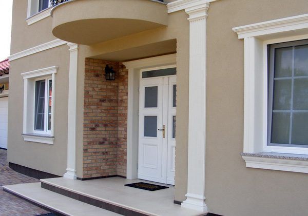 Пілястри, що обрамляють вхід на фасад