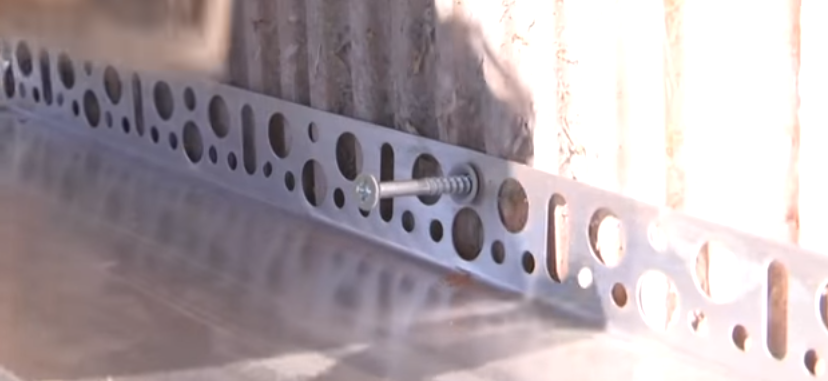 Дошка кріпиться дюбелями