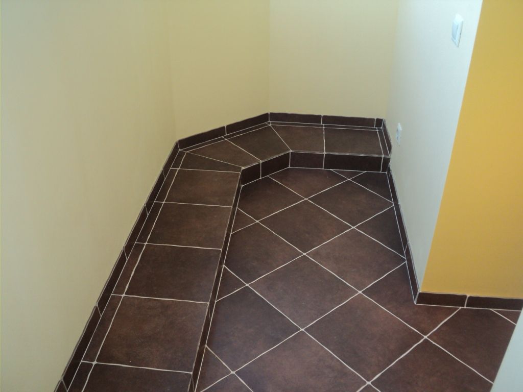 Плитка на балконі