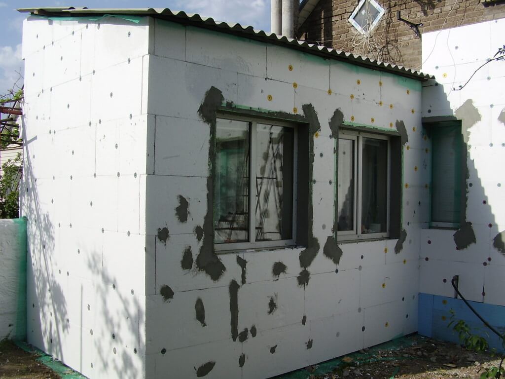 Плити кріпляться дюбелями