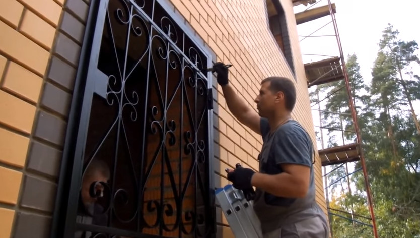 Пофарбування решітки фарбою