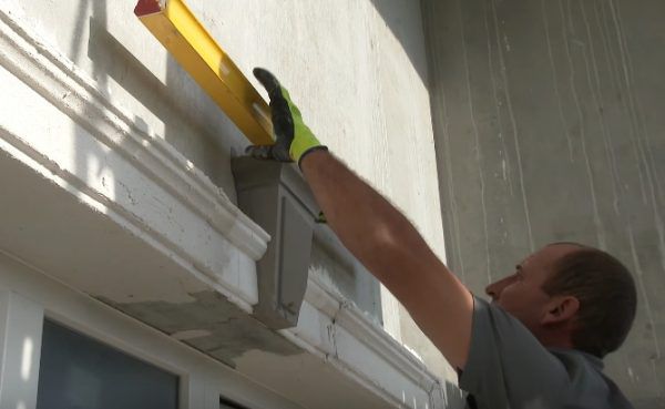 Перевірте горизонтальність замкового каменя за допомогою будівельного рівня