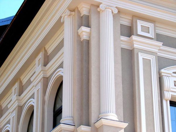 Півколони на кутах будівлі
