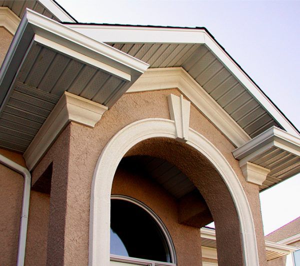 Напівкругла арка полегшує фасад будинку, створюючи красивий дизайнерський ефект, що нагадує старовину.