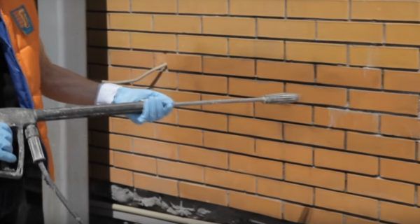 Після обробки стіну необхідно промити водою.