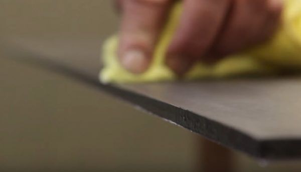 Поверхню біля зрізу протирають сухою ганчіркою