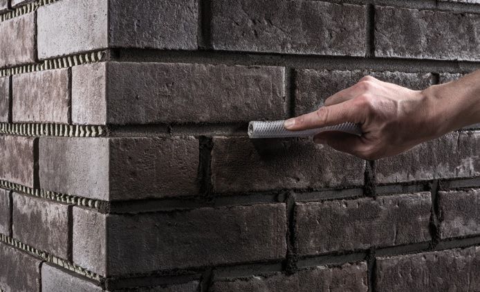 Розкриваючи шви кельмою, можна створювати різні оптичні елементи