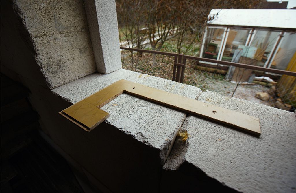 Прикріпіть вікно та позначте місця для кріпильних отворів
