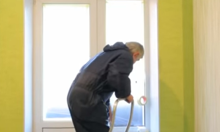 Нанесіть малярський скотч