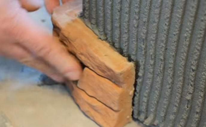 Приклейте кутовий елемент