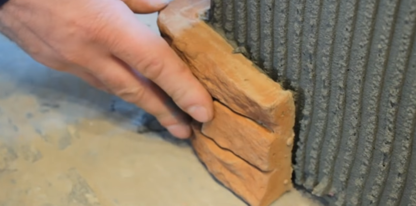 Приклеювання каменю