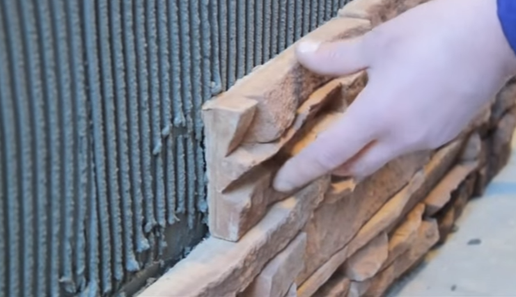 Приклеювання оздоблювального матеріалу до основи