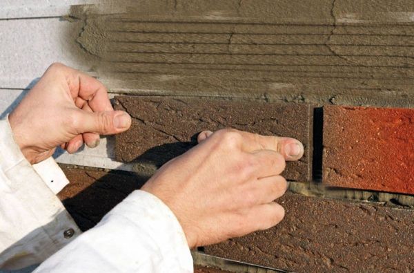 Наклеювання плитки - фото