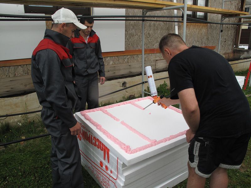 Нанесення пінополіуретану